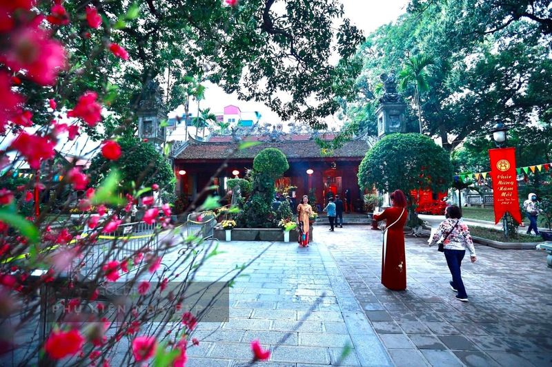 bàn thờ gia tiên được dọn dẹp sạch sẽ trước ngày mùng 1